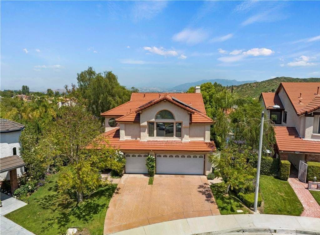 Hillside Santa Clarita homes with tile roofs and mountain views